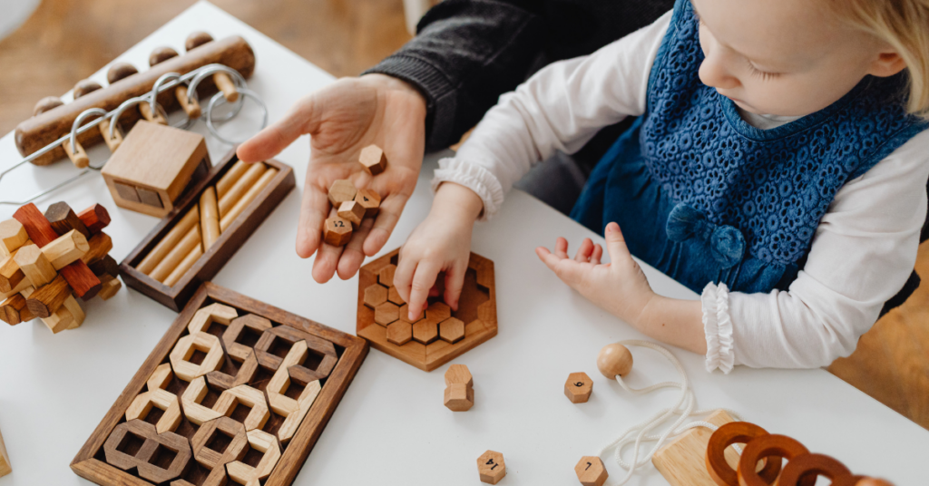 Die 7 besten Montessori-Spielzeuge für Kleinkinder (Unsere Favoriten aus der Krippe)