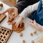 Spielzeuge für Kleinkinder Die 7 besten Montessori-Spielzeuge für Kleinkinder (Unsere Favoriten aus der Krippe)